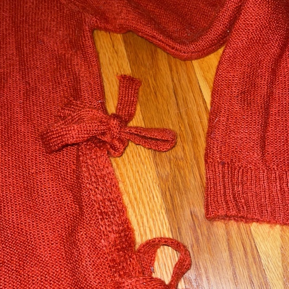 Beautiful red knit sweater with bow ties - Picture 3 of 3